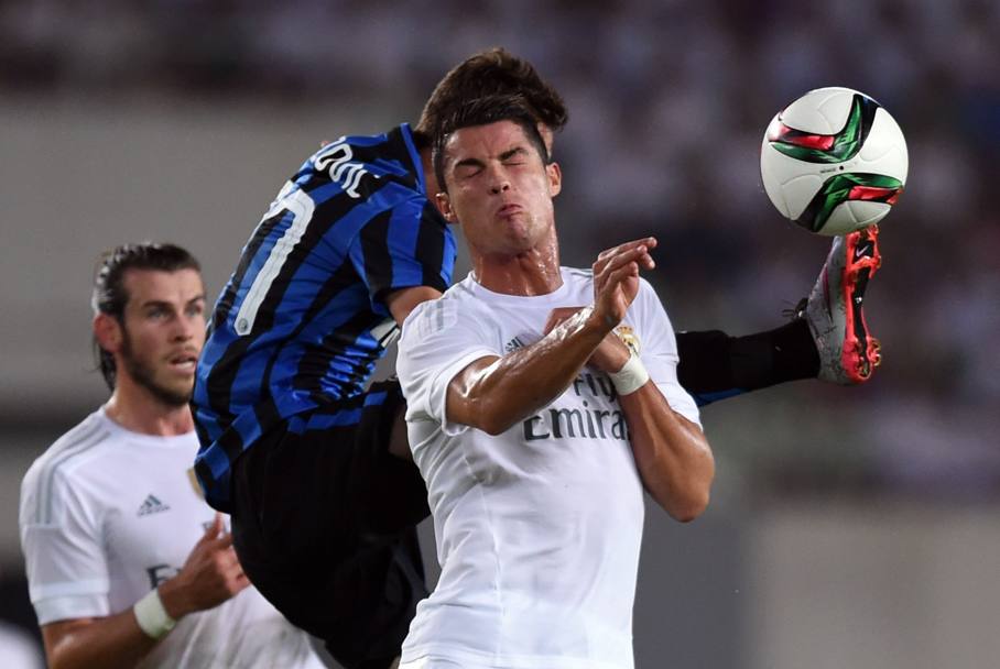 Contrasto tra Cristiano Ronaldo e Jonathan Biabiany durante la partita tra Real Madrid e Inter. (Afp)
